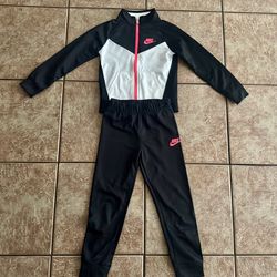 Little Girl’s Nike Sweatsuit 5-6 Years