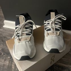 OnCloud  Women's Running shoes   Size 8  