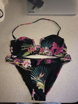 BRAND NEW SWIMSUIT (size Medium)