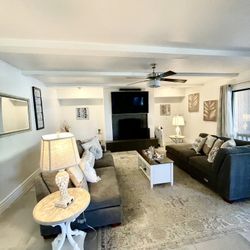 Sectionals Couch For Sale! Great Condolences!