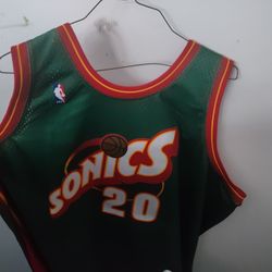 Brand New sonics Gary Payton jersey W/Tag, 3 New Hats .
