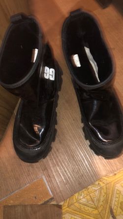 UGGs boots for sale size ; 10
