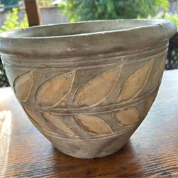 Ceramic Leaf Pattern Planter.  Read description 1st