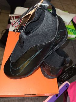 BRAND NEW GIRLS NIKE SHOES...AS IN PICTURES..PICK UP IN BLOOMINGTON..SE HABLA ESPANOL..