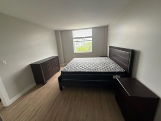 Brand NEW King Bedroom Set with Mattress / Juego de Cuarto King Size con Colchon Nuevo
