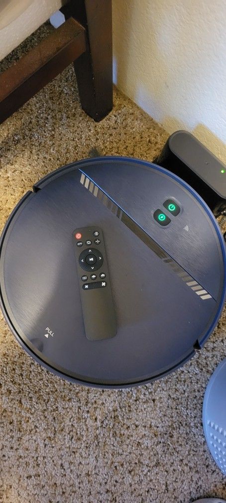 IROBOT VACUUME  WITH REMOTE AND HOME BASE CHARGE