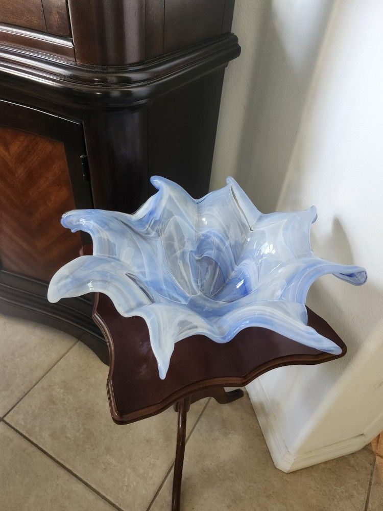 Eight-petaled Venetian Lavorazione-style art glass bowl in pearlescent blue and white / Gifts for glass lovers, table decor, gifts, centerpieces, gift