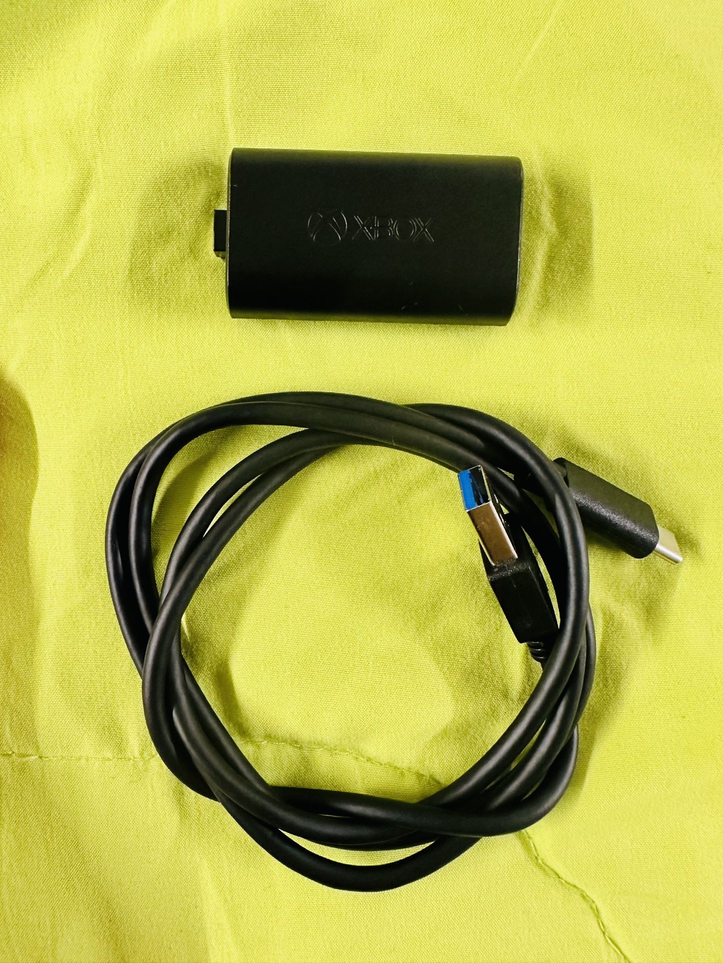 Xbox Play and Charge Kit USB Rechargeable Battery ( Used )