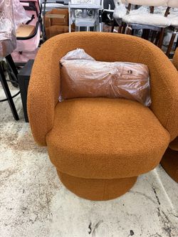 Large accent swivel chair📍$80 each