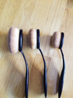 3 Make up brushes