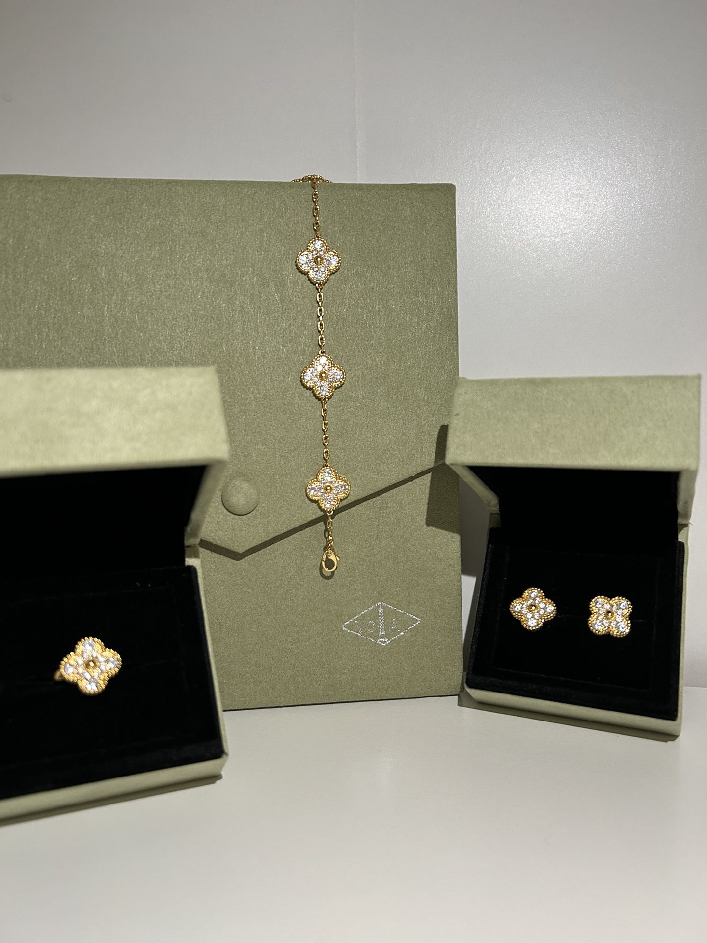 Luxury Set ☘️✨ Clover Bracelet Clover Earrings Clover Ring With Diamonds 💎 