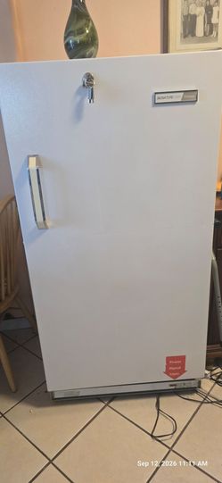 Signature 2000 Upright Freezer with Lock & Key