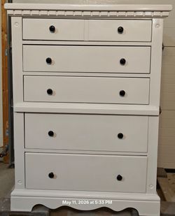 Nice wooden LEA Furniture chest dresser with big drawers in good condition all drawers working, it's in the garage for easy pickup.
L34"*W18"*H46"