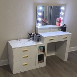 Vanity with Lights, Mirror and Plugs