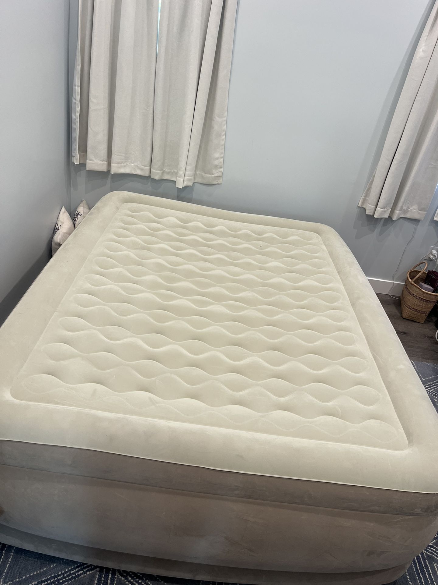 Intex Pillow Top Airbed 20” High Like New