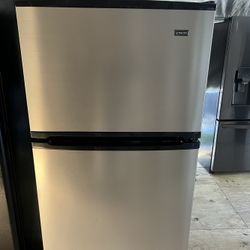 Magic Chef Top Freezer Bottom Refrigerator  60 day warranty/ Located at:📍5415 Carmack Rd Tampa Fl 33610📍