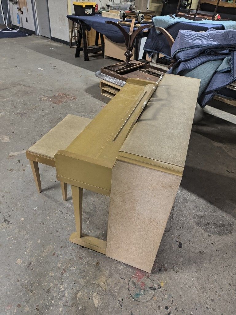 Piano w/ Storage Bench