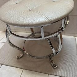 signature design Zarollina Bedroom Stool