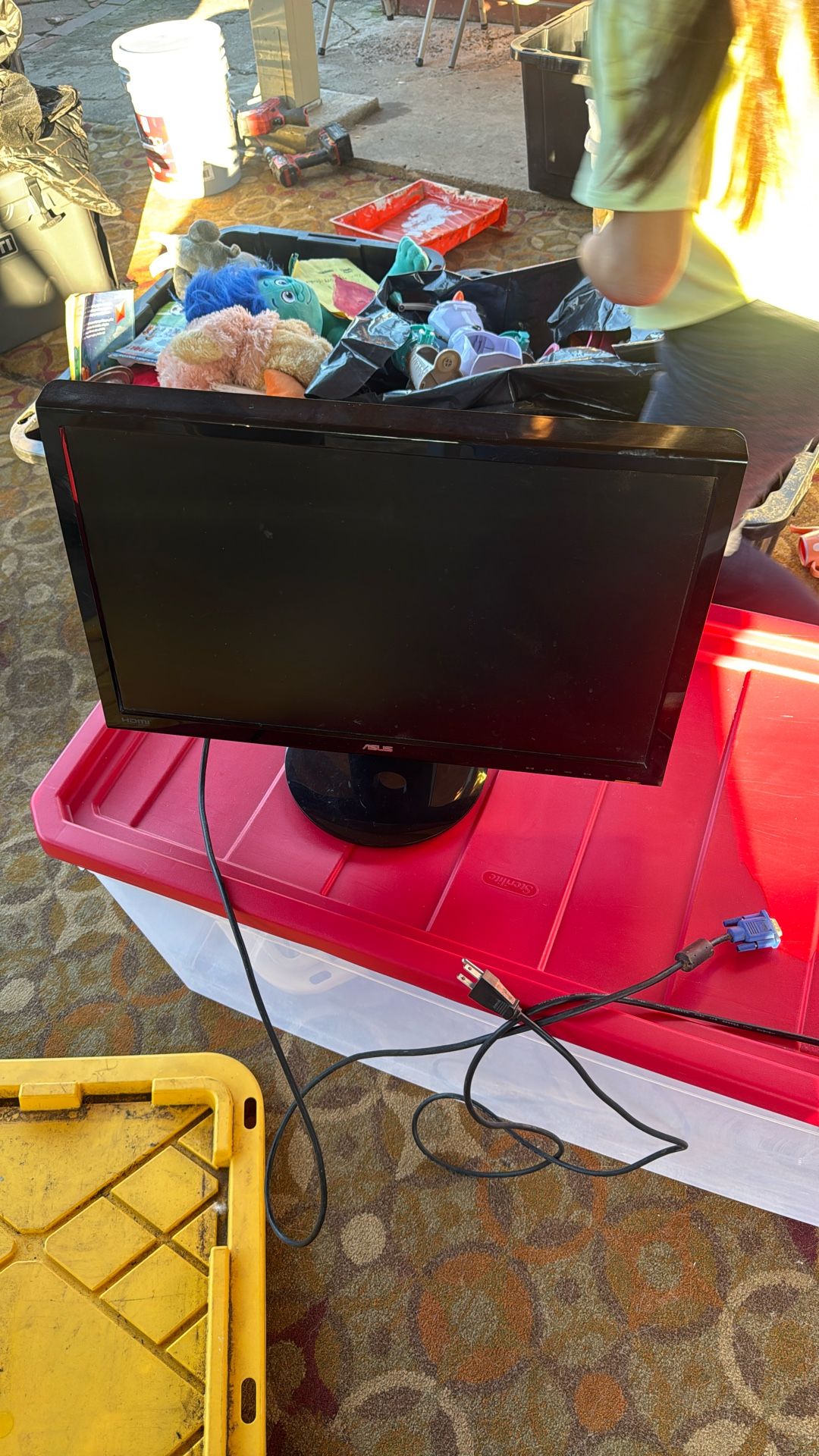 Monitor 23”