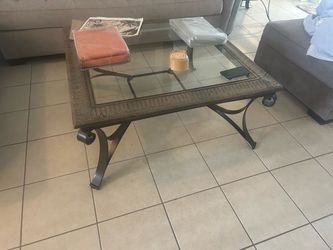 Living room table set (2)
