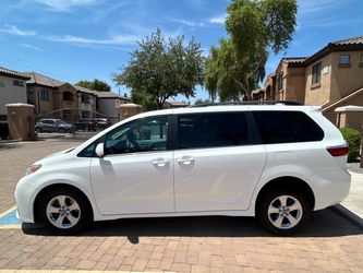 2019 Toyota Sienna White Minivan