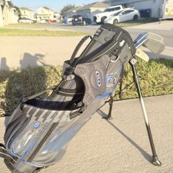 Selling a kids’ golf bag with clubs.