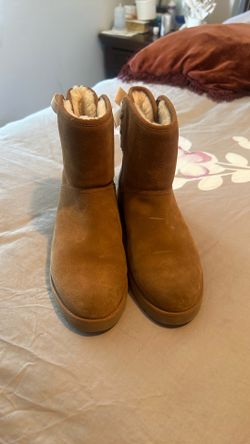 Boot. Ugg  brown. Size 8.