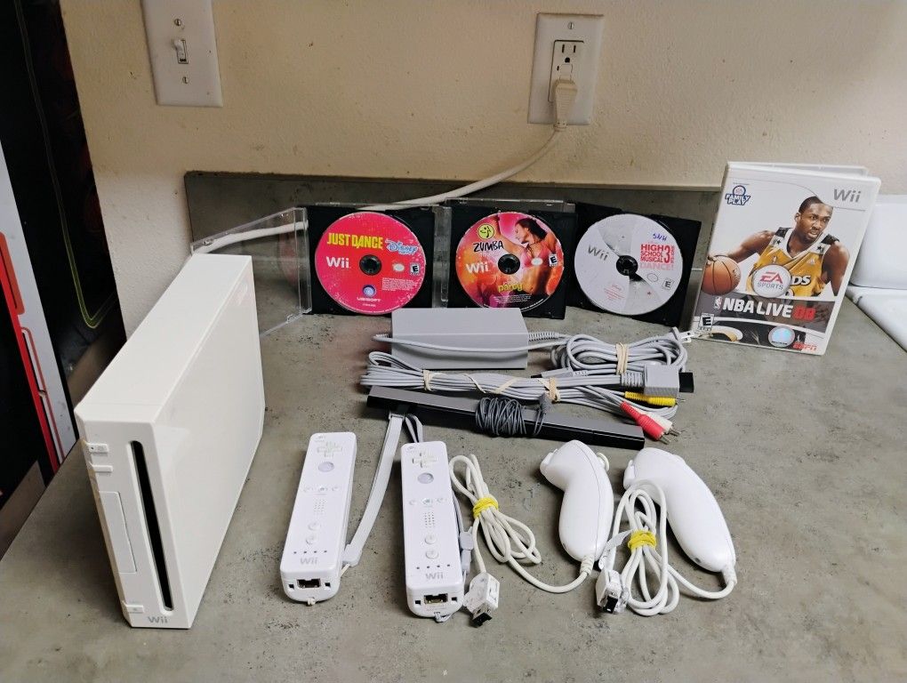 Nintendo Wii Console, W/2 Controllers, 2 Nunchucks, Cables, 4 Games, Tested, Working