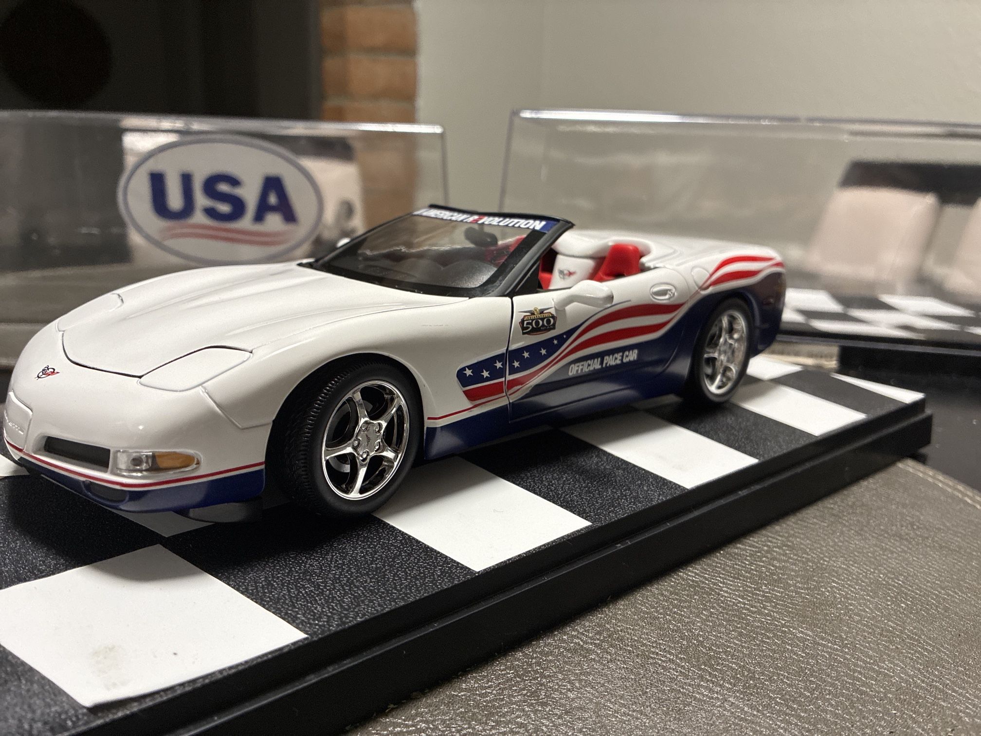 🏁 2004 Chevrolet Corvette Indy 500 Official Pace Car – Die-Cast Model with Display Case