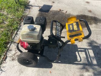Pressure washer pressure cleaner Dewalt 4400  psi / 4.0 Gpm works fine but the pressure is low