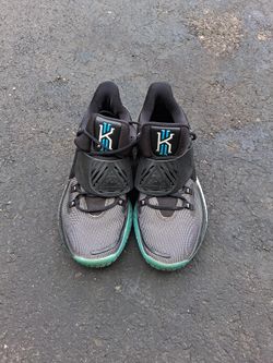 NIKE Size 12 KYRIE IRVING