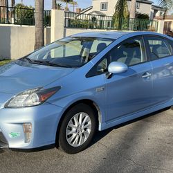 2012 Toyota Prius hybrid  M-169,000 miles on it  Hybrid / Gas  smog done running great