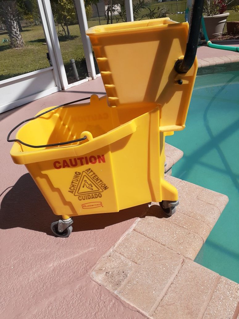 RUBBERMAID MOP BUCKET WRINGER