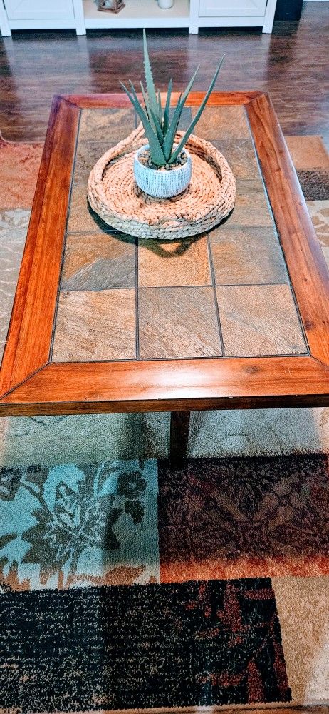Coffee Table/End Table/Rug & Lamp $120
