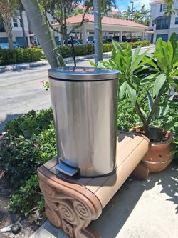 Kitchen Trash Can 14.5 Gallon (clean)