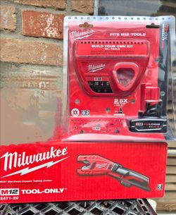 Milwaukee Tubing Cutter And Xc 4.0 Battery Combo