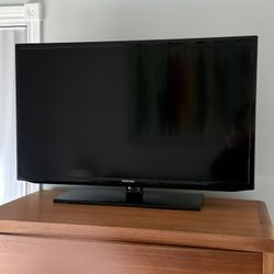 Samsung 40” TV – Works Great, Includes Remote & Chromecast