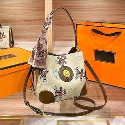 Genuine Leather Bucket Bag for Women, New Autumn and Winter High-End Feel, Super Popular Wide Shoulder Strap, Large Capacity Crossbody Small Bag 