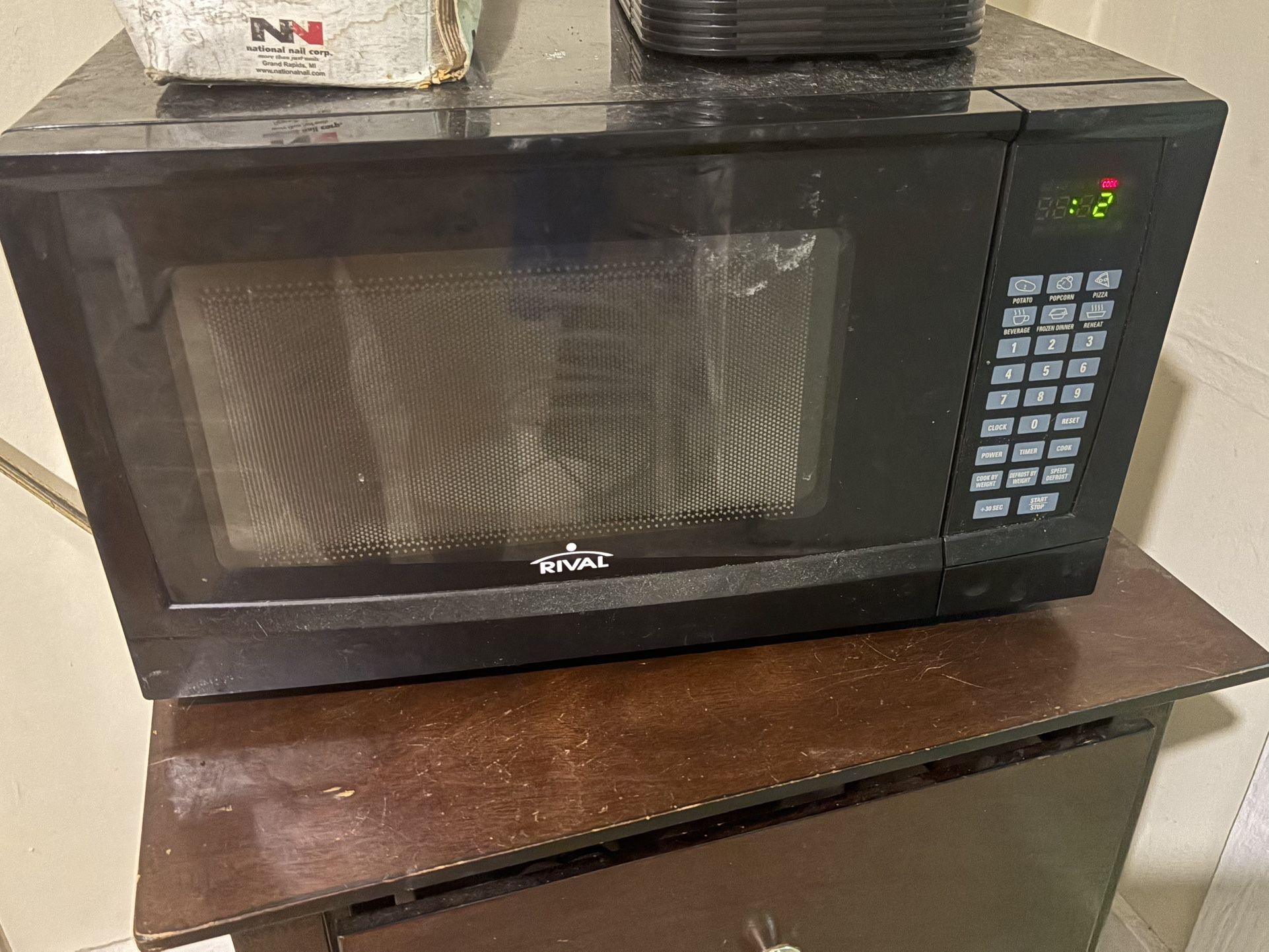 Rival 900 Watts Microwave