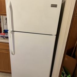 Very nice Refrigerator In Good Condition 