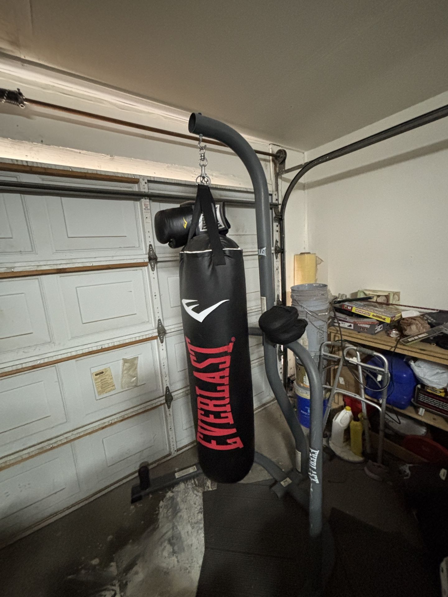 Everlast 100lbs Punching Bag And Stand 