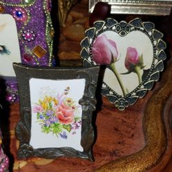 X2 VINTAGE ORNATE SOLID BRASS MINI HEARRT FRAMED FLORAL FLOWER ROSE BOUQUET PICTURE TABLE DECOR DISPLAY ART