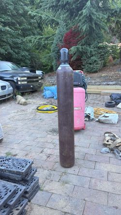 Compressed gas tank