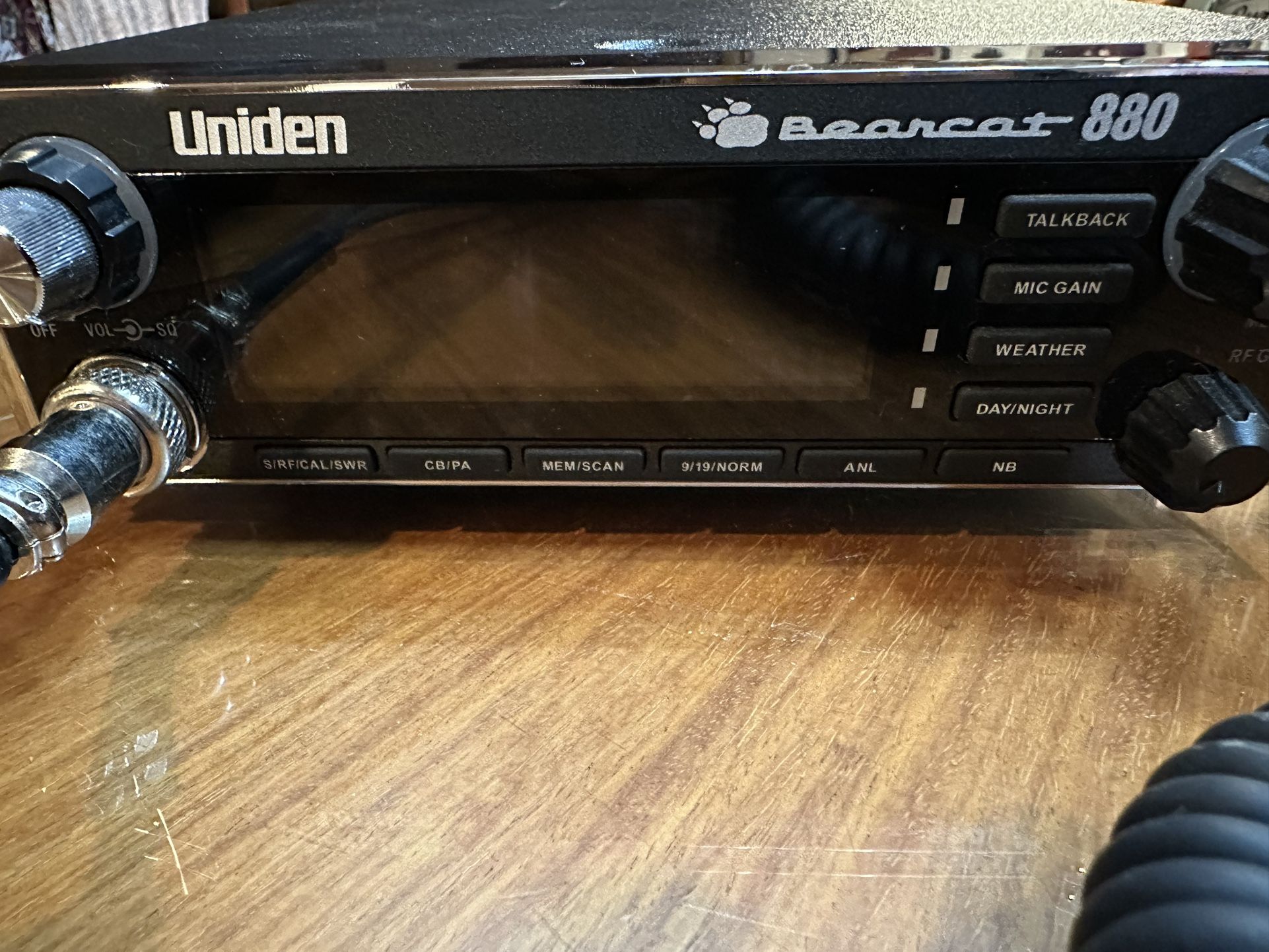 Uniden BEARCAT 880 CB Radio with 40 Channels and Large Easy-to-Read 7-Color LCD Display with Backlighting, Backlit Control Knobs/Buttons, NOAA Weather