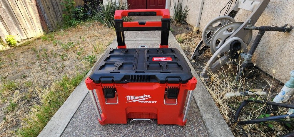 Milwaukee PACKOUT Rolling Tool Box 22inch