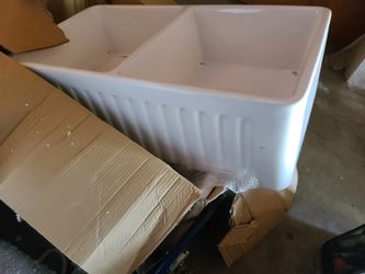 Kitchen and bathroom sinks