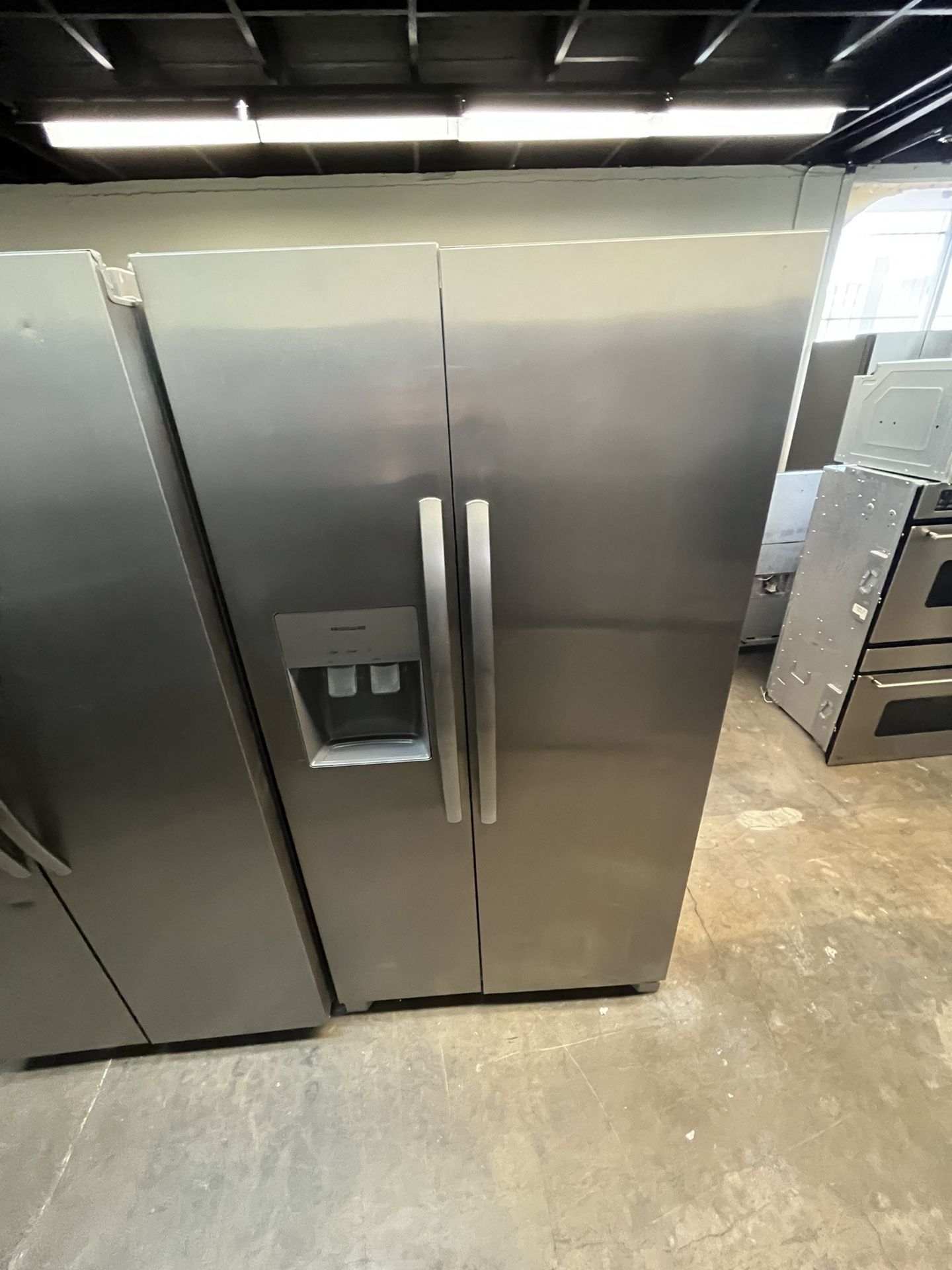 FRIGIDAIRE SIDE BY SIDE REFRIGERATOR WITH ICE WATER OPEN BOX UNIT