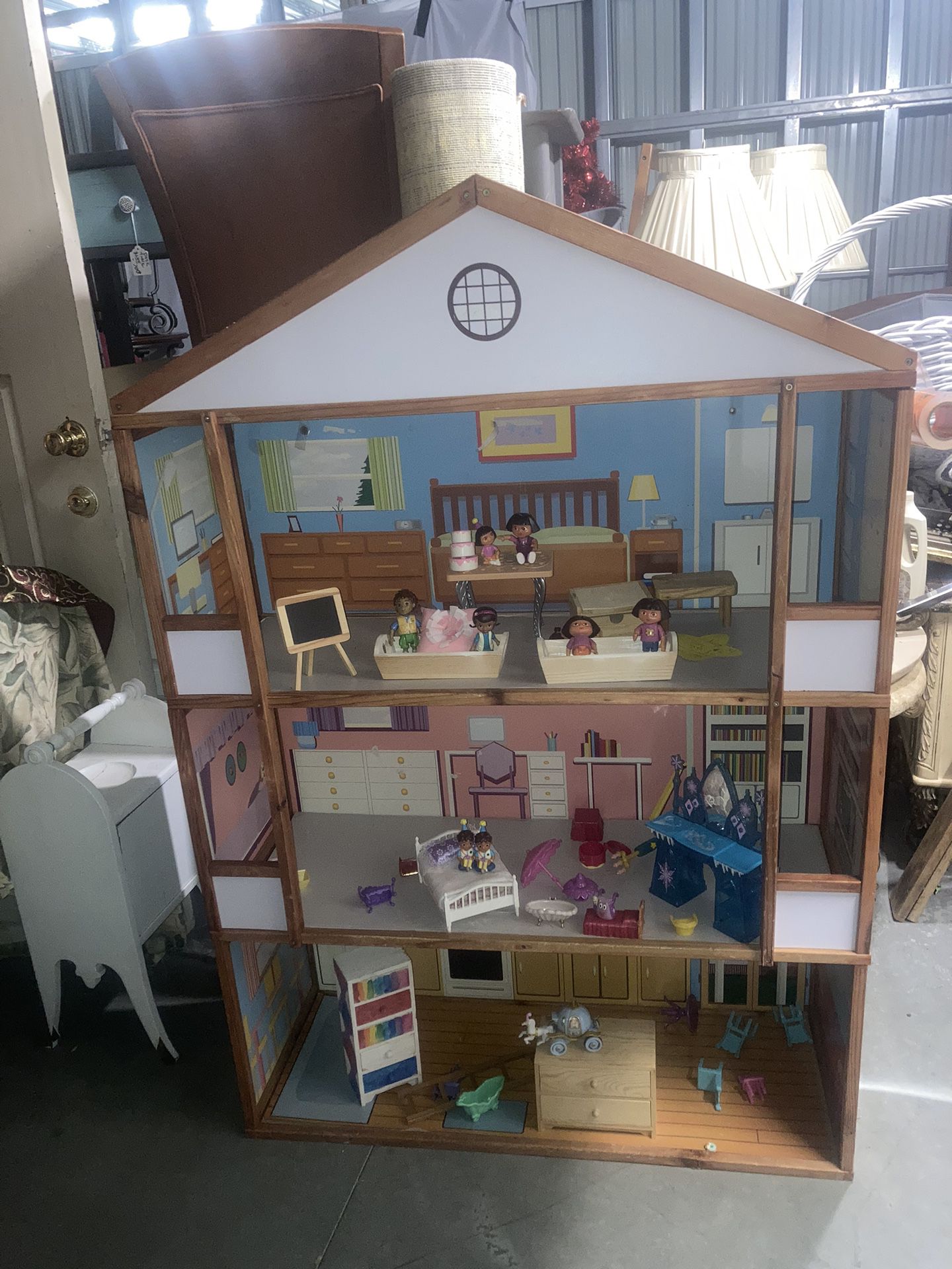 Doll House/ Playhouse,EC, Ghent, Over 75 Extra Toys , Dora 