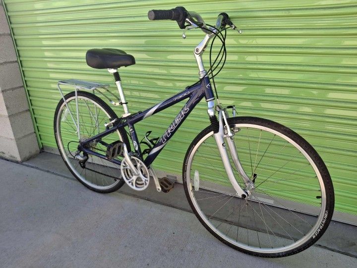 TREK HYBRID BIKE 21 SPEEDS TIRE 700C SIZE M