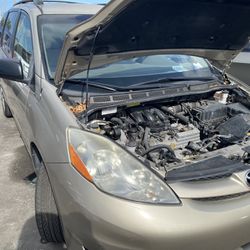 2010 Toyota Sienna FOR PARTS ONLY 